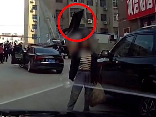 女子精神病发作当街打砸汽车