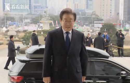 韩国记者为抢拍一把推开李在明夫人