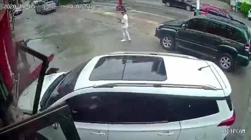 女司机撞人后没踩刹车推行