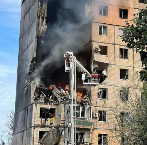 乌克兰一大楼遇袭后被“开瓢”