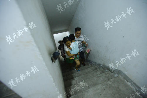 老人自制电梯上5楼引发关注，多部门联合劝解拆除