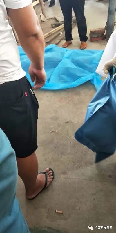 惊险瞬间！男子被毒蛇咬伤，现场打死拎蛇疾驰就医